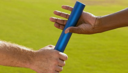 开云体育官方网站网址-张雨霏与外国选手合影气氛融洽，张雨霏比赛现场